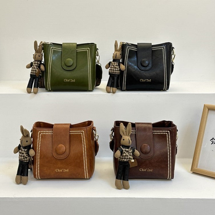 Nunzia | Borsa a secchiello vintage con charm a coniglietto, a spalla e a tracolla