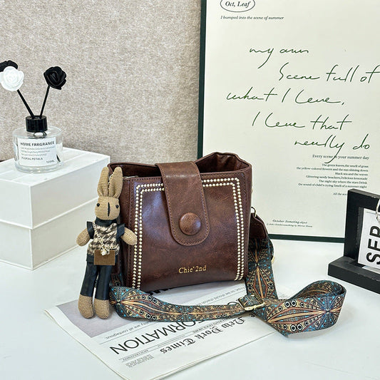Nunzia | Borsa a secchiello vintage con charm a coniglietto, a spalla e a tracolla