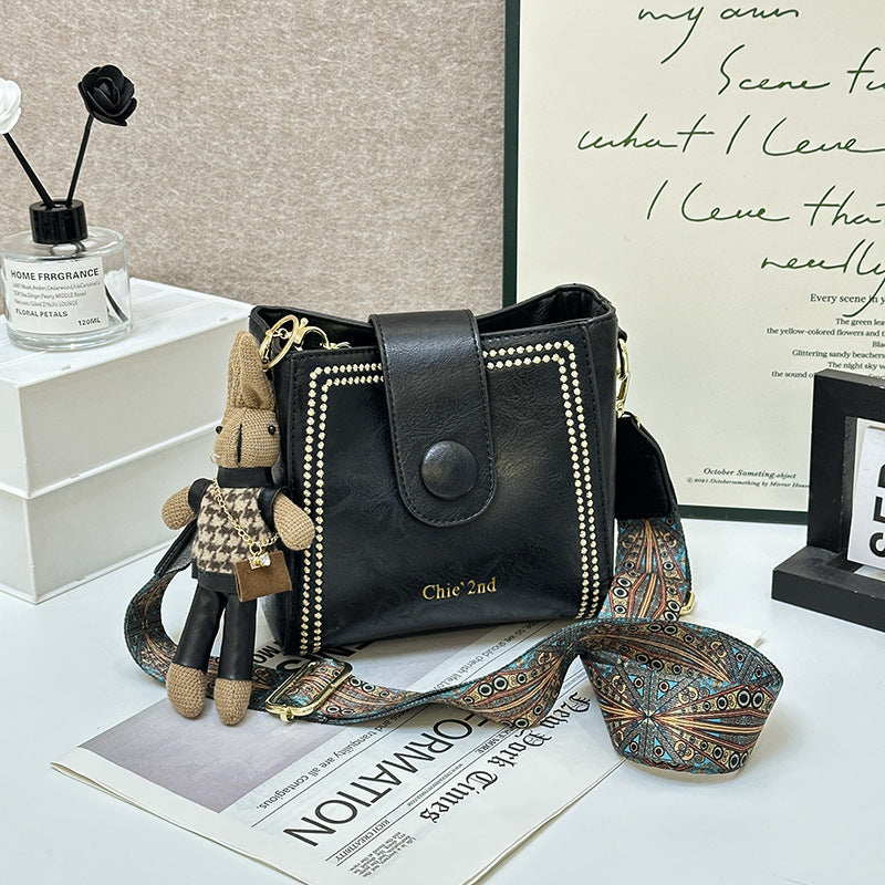 Nunzia | Borsa a secchiello vintage con charm a coniglietto, a spalla e a tracolla