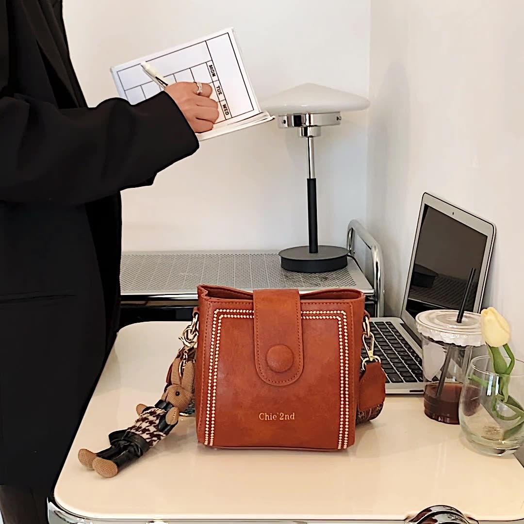 Nunzia | Borsa a secchiello vintage con charm a coniglietto, a spalla e a tracolla