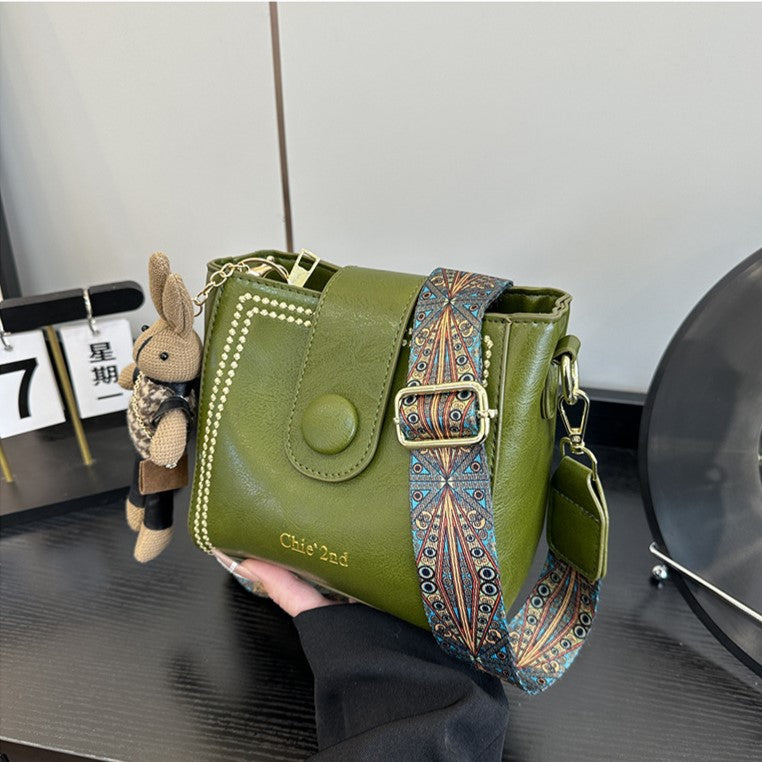 Nunzia | Borsa a secchiello vintage con charm a coniglietto, a spalla e a tracolla