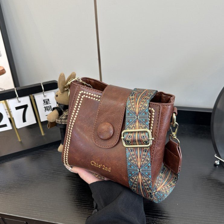 Nunzia | Borsa a secchiello vintage con charm a coniglietto, a spalla e a tracolla
