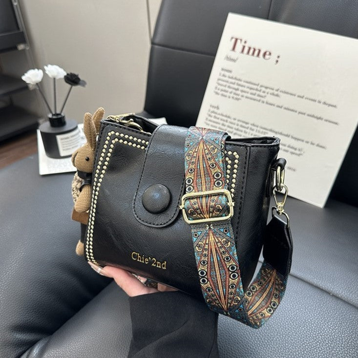 Nunzia | Borsa a secchiello vintage con charm a coniglietto, a spalla e a tracolla