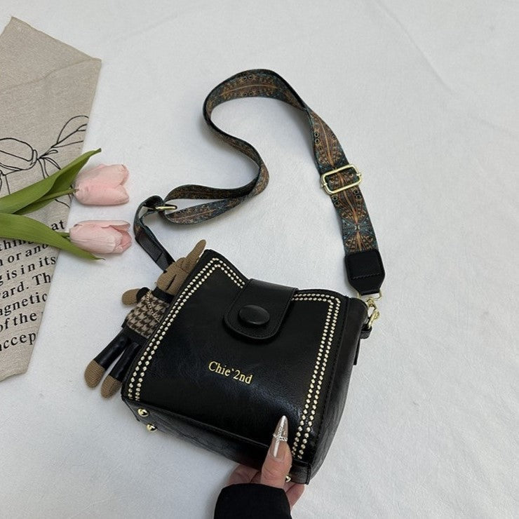 Nunzia | Borsa a secchiello vintage con charm a coniglietto, a spalla e a tracolla