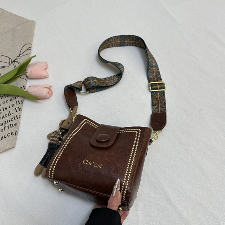 Nunzia | Borsa a secchiello vintage con charm a coniglietto, a spalla e a tracolla