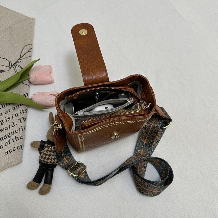Nunzia | Borsa a secchiello vintage con charm a coniglietto, a spalla e a tracolla
