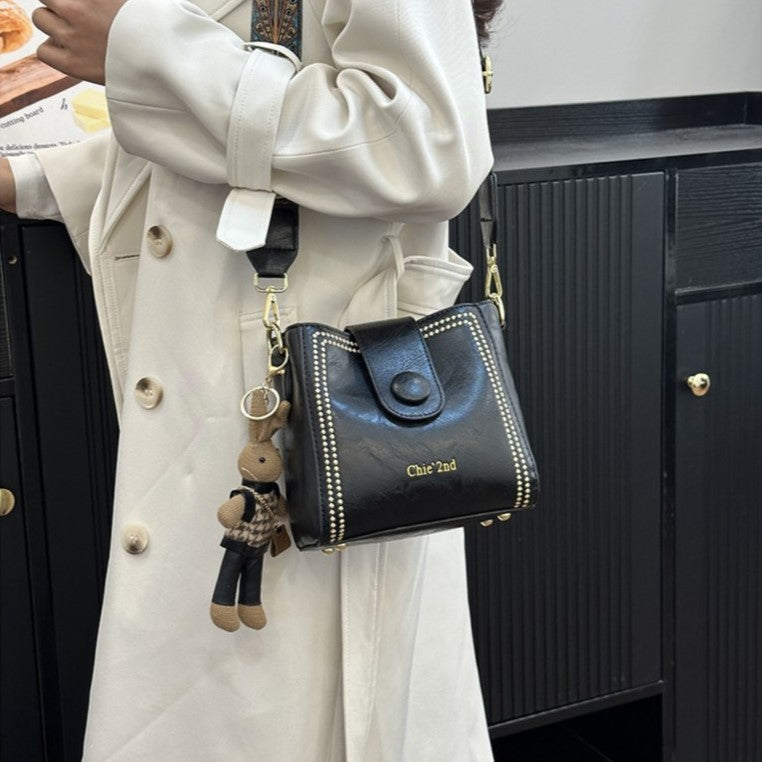 Nunzia | Borsa a secchiello vintage con charm a coniglietto, a spalla e a tracolla