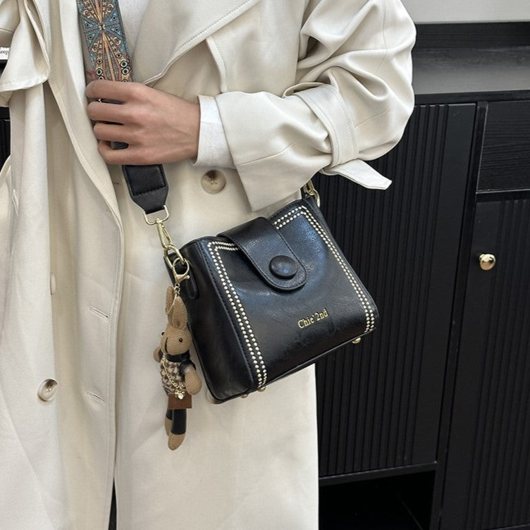 Nunzia | Borsa a secchiello vintage con charm a coniglietto, a spalla e a tracolla