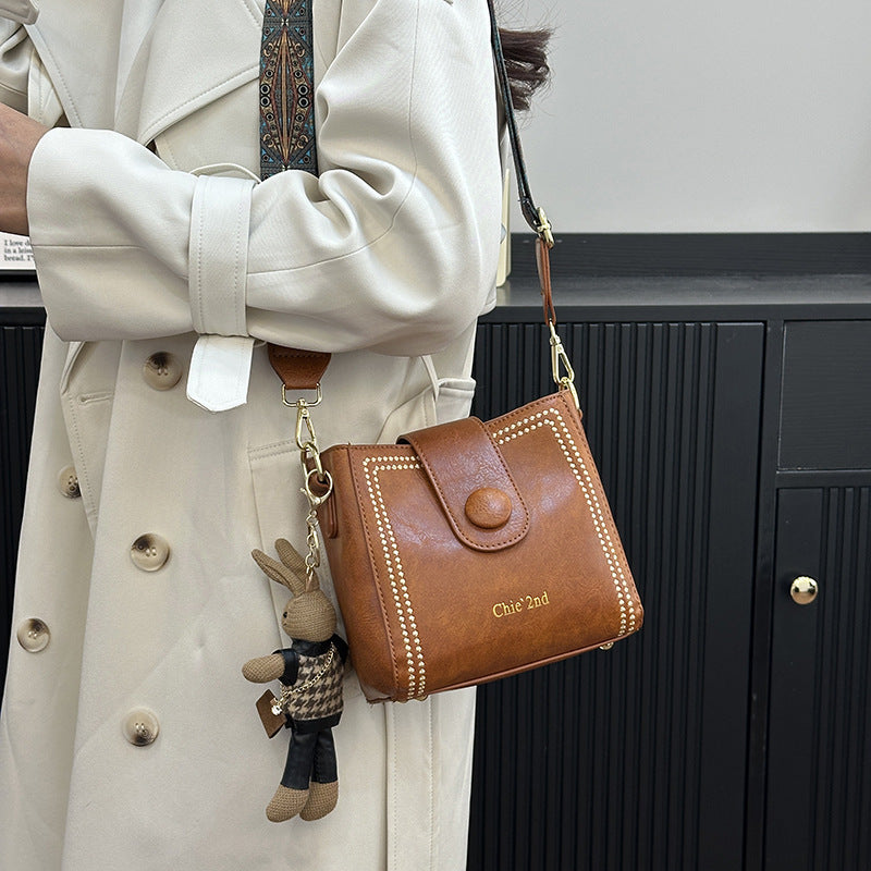 Nunzia | Borsa a secchiello vintage con charm a coniglietto, a spalla e a tracolla