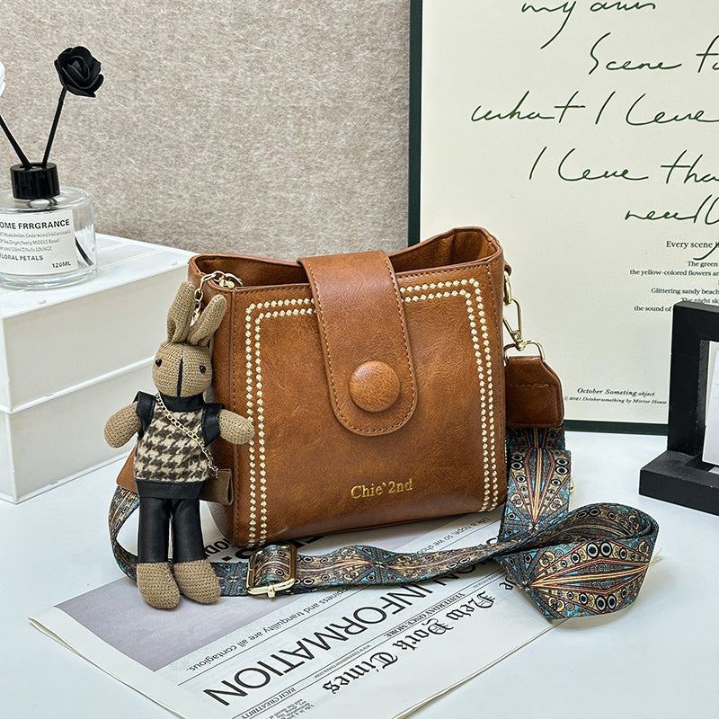 Nunzia | Borsa a secchiello vintage con charm a coniglietto, a spalla e a tracolla