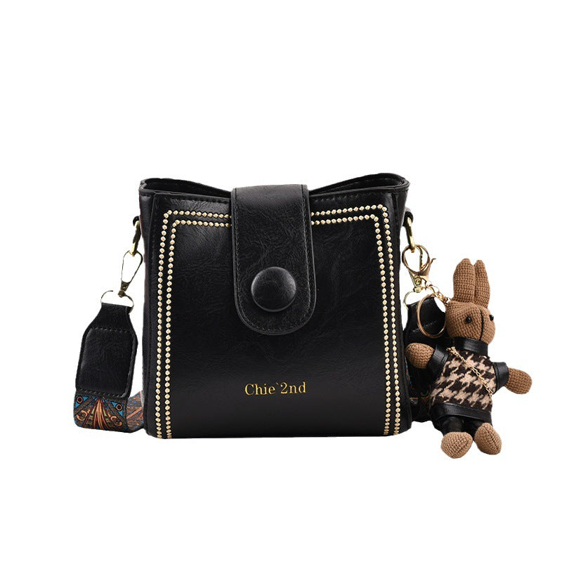 Nunzia | Borsa a secchiello vintage con charm a coniglietto, a spalla e a tracolla
