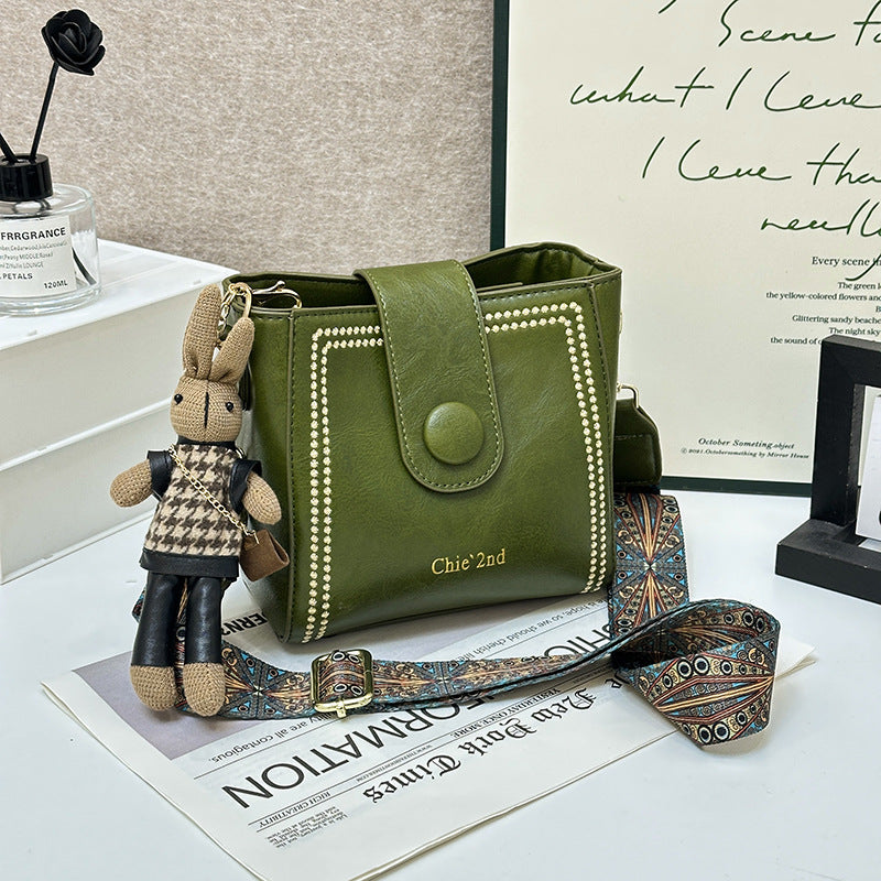 Nunzia | Borsa a secchiello vintage con charm a coniglietto, a spalla e a tracolla